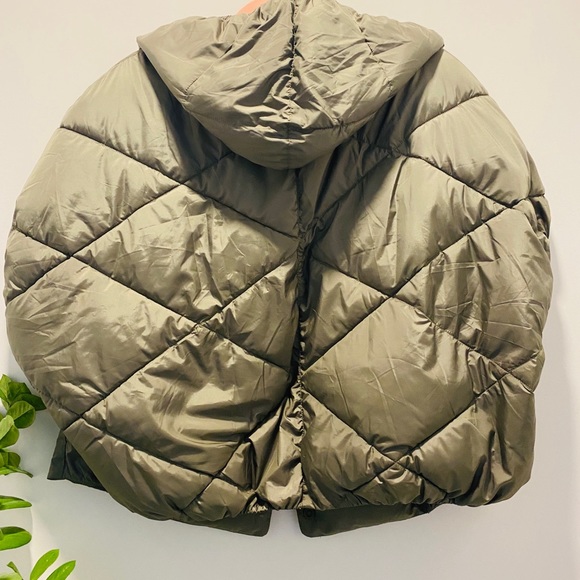 Unique Aerie puffer poncho jacket in gorgeous olive green - Picture 3 of 3